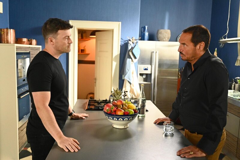 Richard (Silvan-Pierre Leirich, r.) muss einsehen, dass Vanessas Kündigung für alle die beste Lösung wäre. Links Ben (Jörg Rohde) – Bild: RTL /​ Julia Feldhagen