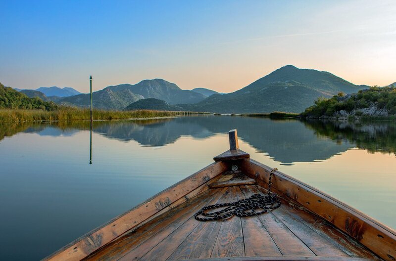 Der Skadar-See ist der größte Binnensee der Balkanhalbinsel und Heimat vieler Wasserpflanzen wie Seerosen und Wassernüssen. – Bild: Torben Müller/​Vincent Productions