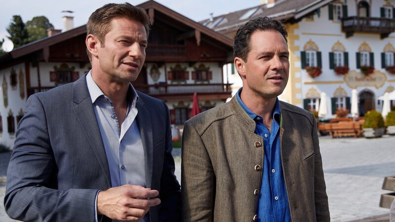 Nachdem in einem Reisebus nach Ankunft in Rosenheim ein Toter gefunden wurde, nehmen die Kommissare Hansen (Igor Jefti?, l.) und Aubinger (Thomas Birnstiel, r.) die Ermittlungen auf. – Bild: ZDF