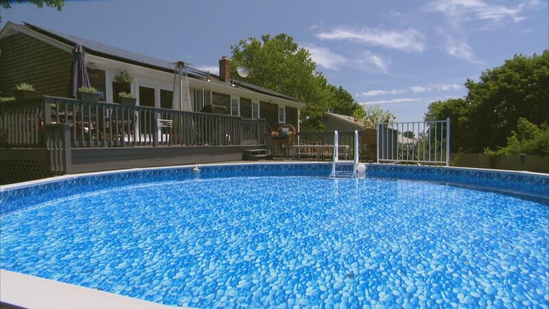 Liz und Tom Sullivan haben Jahre lang auf Schiffen gearbeitet, doch jetzt, wo sie zwei Kinder haben, entscheiden sie sich, an Land zu leben und zu arbeiten. Ihre Wahl fällt auf Aquidneck Island, eine Insel 50 Kilometer südlich von Rhode Island, die zu den schönsten Segelgebieten der Welt zählt. – Bild: HGTV