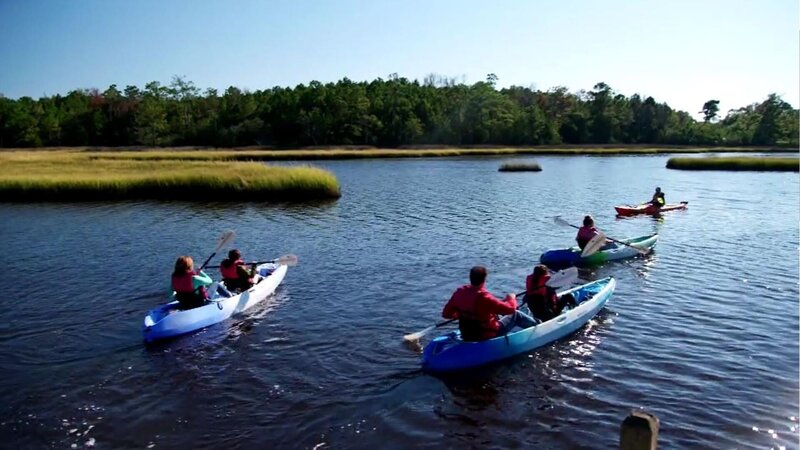 Ramon und Beth möchten ihre Heimat Wake Forest in North Carolina gegen ein entspanntes Inselleben auf der Emerald Isle eintauschen. Beide sind selbstständig mit flexiblen Jobs – deshalb steht einem Umzug auf die schöne, 46 Kilometer lange Insel mit ihren weißen Sandstränden und türkisblauem Wasser nichts entgegen. Ihre drei Kinder freuen sich schon aufs Kajakfahren, Angeln und Paddleboarding, Beth liebt die grandiosen Sonnenuntergänge. Das Traumhaus der Familie sollte direkt am Strand stehen und eine Atmosphäre ausstrahlen, die an endlose Ferien erinnert. – Bild: Tanja Bachetzky /​ HGTV