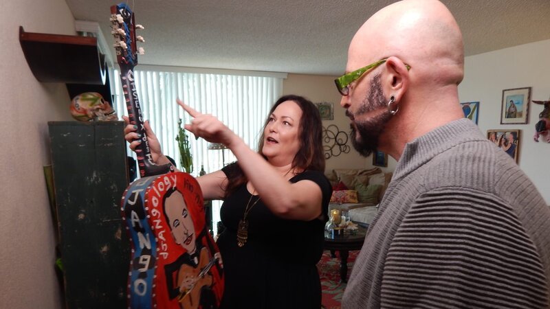 Debbi showing Jackson Galaxy her painted guitar. – Bild: Discovery Communications