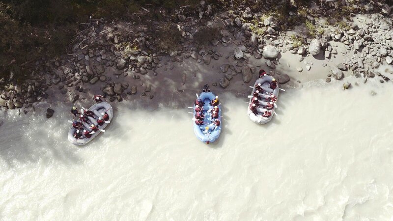 Vom Ufer werden die Boote ins Wasser gestossen – Bild: Felix Kainz