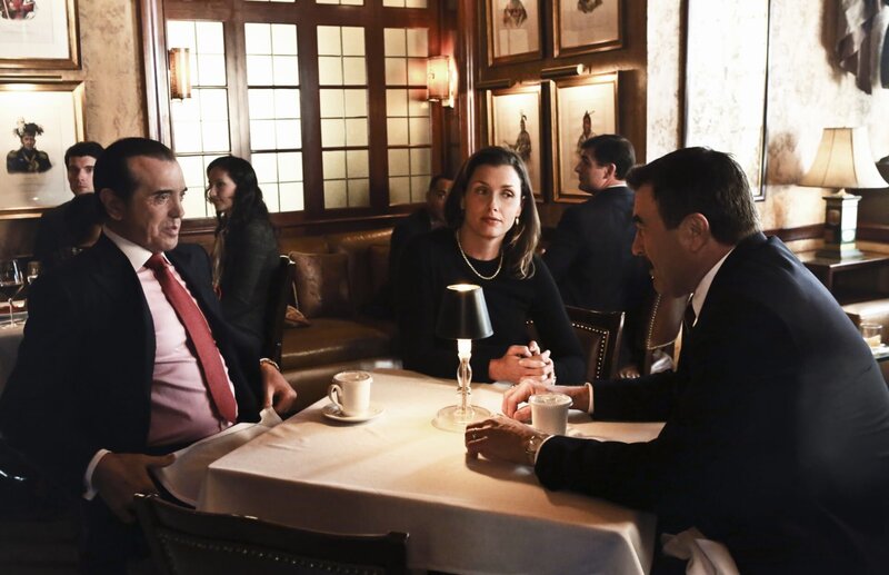 Nicht nur Erin (Bridget Moynahan, M.) ist schockiert, als sich ihr Vater Frank (Tom Selleck, r.) mit dem Mafia-Anwalt Angelo Gallo (Chazz Palminteri, l.) trifft … – Bild: CBS Broadcasting Inc.