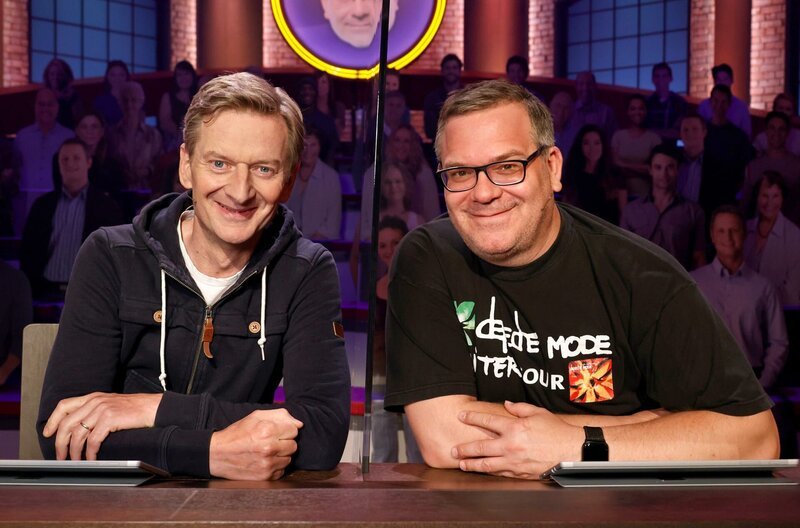 Rateteam-Kapitän Elton (r.) und der Komiker und Schauspieler Michael Kessler (l.) bilden ein Rateteam. – Bild: ARD/​Morris Mac Matzen