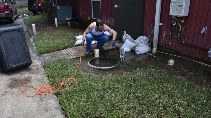 Dr. Rhett examines an electrical outlet outside. – Bild: Animal Planet /​  Discover Communications