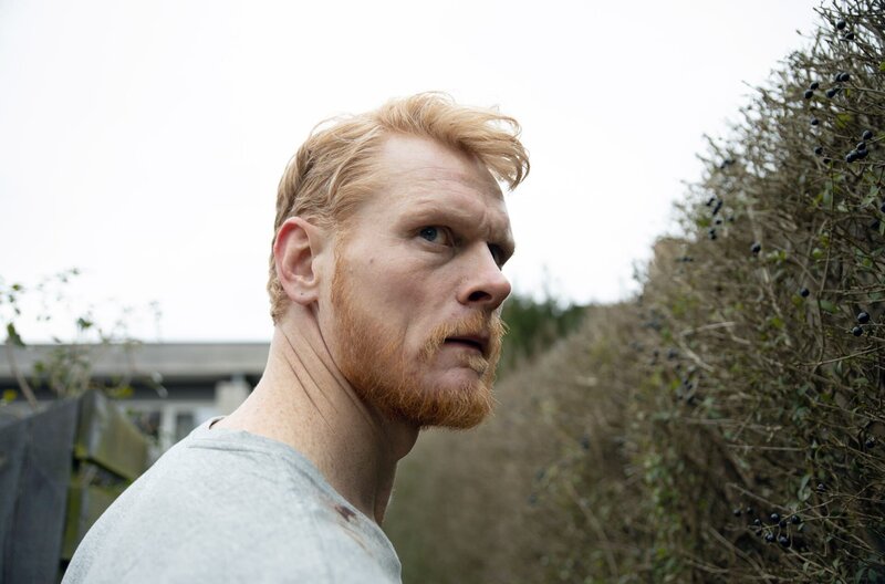 Simon (Peter Plaugborg), der schon in der Vergangenheit Probleme mit Gewaltausbrüchen hatte, verliert erneut die Kontrolle. – Bild: Michella Bredahl
