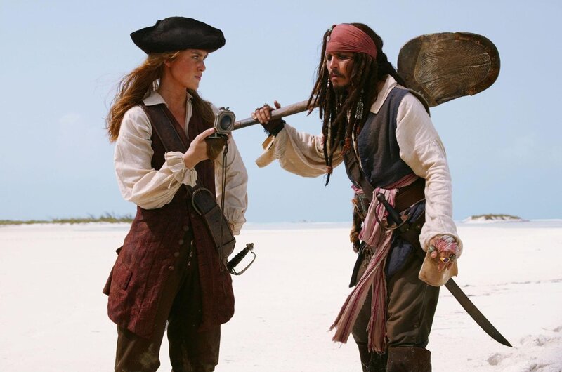 Als Elizabeth (Keira Knightley, l.) erfährt, dass Jack Sparrow (Johnny Depp, r.) ihren Freund Will ausgetrickst hat, geht sie auf Ganze … – Bild: SUPER RTL