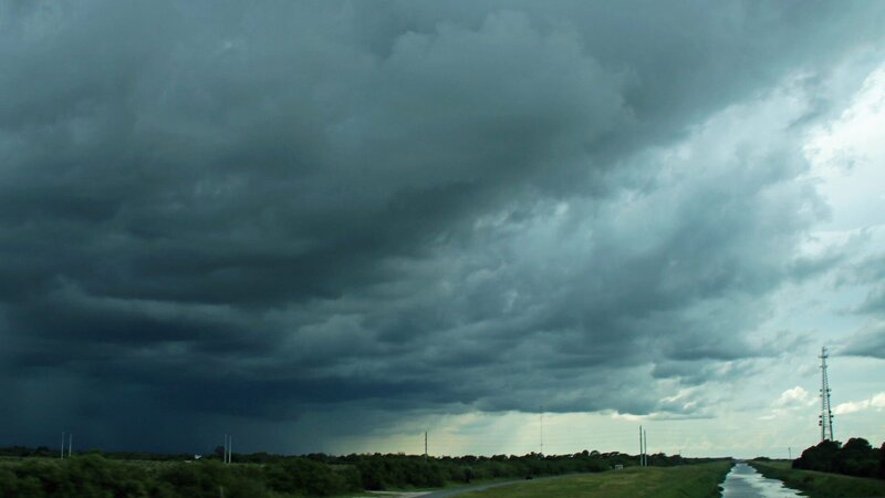 Storm clouds is seen from a distance. Photographed in Florida, USA. – Bild: Zen Rial