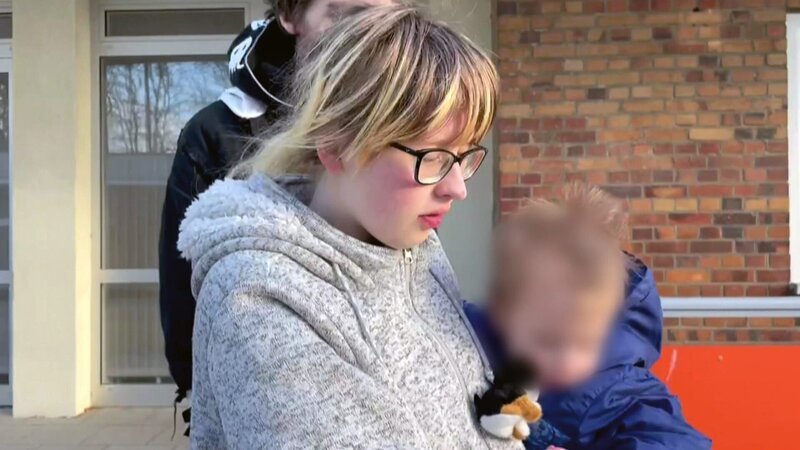 Jasmin hat während ihrer Schwangerschaft immer wieder Schmerzen. Nun muss sie erneut frühzeitig ins Krankenhaus. – Bild: RTLZWEI