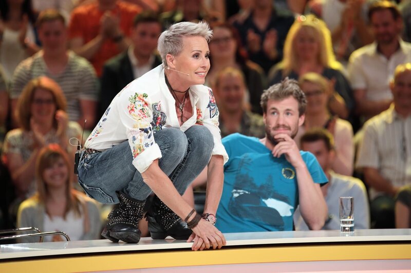 Voller Körpereinsatz bei „Genial daneben“ : Moderatorin Sonja Zietlow … – Bild: SAT.1 /​ Frank Hempel