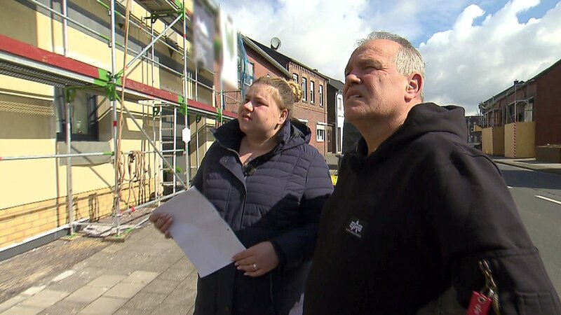 Harald befürchtet, dass Silvias Stimmung direkt vermiest wird, wenn sie die Baustelle am Haus sieht. Eigentlich sollten die Arbeiten an der Fassade bis zu ihrer Heimkehr abgeschlossen sein. Doch dann kam es zu Verzögerungen. – Bild: RTLZWEI – Recht zum Abdruck/​Darstellung zeitlich/​sachlich beschränkt auf die Bewerbung der Sendung