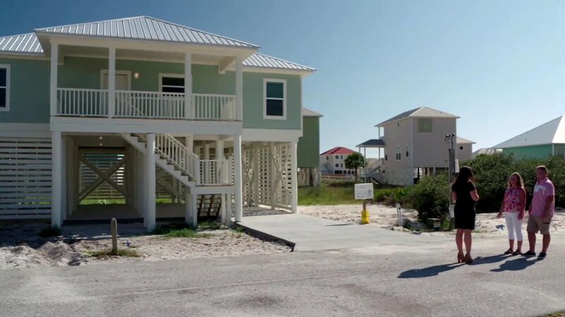 Curtis und Amanda wollen die kalten Winter in Newton, Iowa, gegen tropische Temperaturen auf den Gulf Shores in Alabama eintauschen. Hier verbringen die beiden mit ihren drei Kindern jeden Urlaub und träumen schon lange davon, ganz in ihr Paradies auszuwandern, um täglich im warmen Meer zu schwimmen, Kajak zu fahren oder fischen zu gehen. Das Ehepaar führt mehrere Franchise-Restaurants einer Burger-Kette und will ihr Business auf die Gulf Shores bringen. Doch vorher müssen sie noch das passende Domizil mit vier Schlafzimmern und Pool finden. – Bild: Tanja Bachetzky /​ HGTV