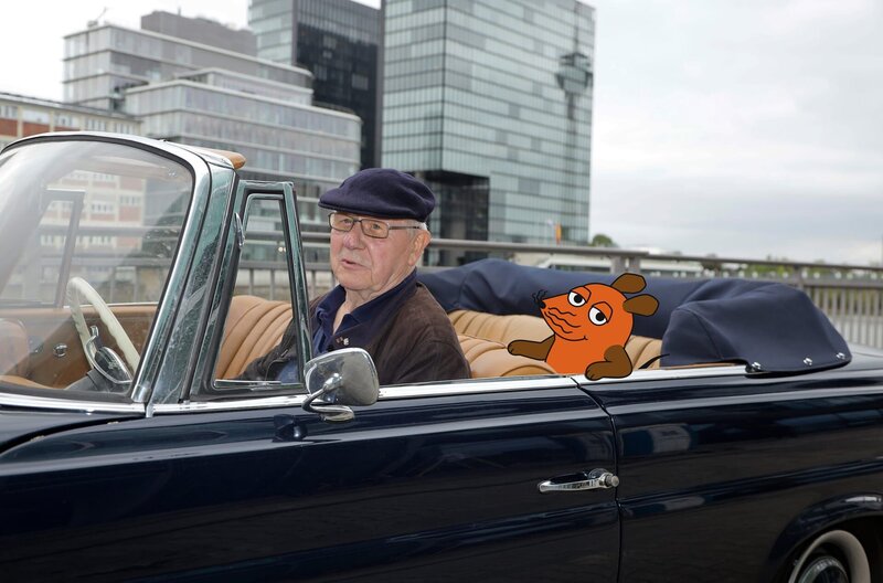 Hallo Zukunft! Wie wir morgen wohnen und bauen werden? In den Sachgeschichten zum 50. Maus-Geburtstag beantworten Armin Maiwald und die Maus Zukunftsfragen. – Bild: WDR/​Dirk Borm