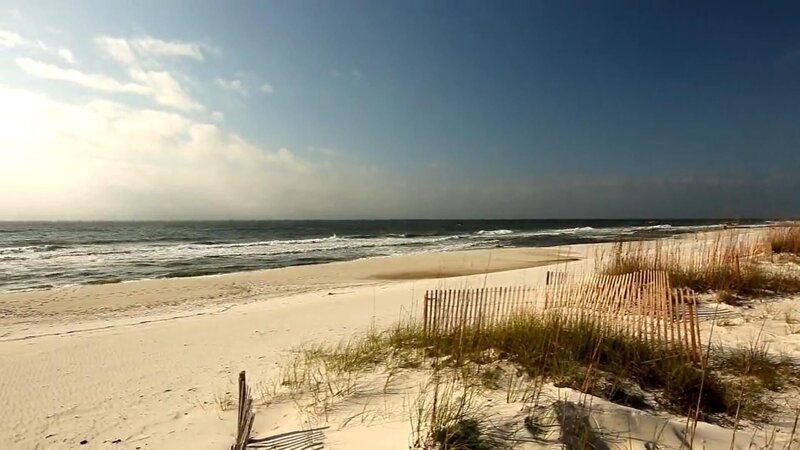 John und Mariah wollen ihre Rinderfarm in Alabama verlassen und ihr anstrengendes Leben zwischen Medizinlabor, Ingenieurbüro und Rinderzucht gegen ein entspannteres auf Ono Island eintauschen. Die 9 Kilometer lange Insel im Golf von Mexiko bietet tropisches Flair, herrliche Sandstrände und klares Wasser. Das Paar schätzt die Ruhe dieses beschaulichen Eilands, aber auch die schnelle Möglichkeit auf Action und Abwechslung am Orange Beach. Die größte Herausforderung ist es nun, ein Haus zu finden, das ihrer sehr speziellen Wunschliste entspricht. – Bild: Tanja Bachetzky /​ HGTV
