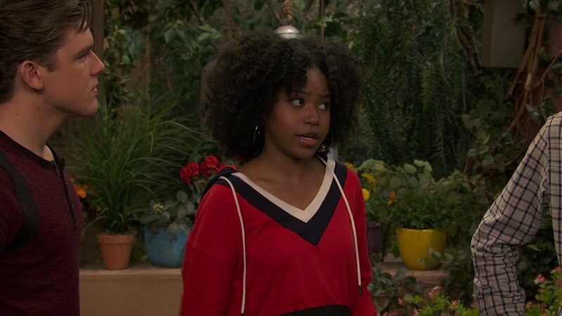 Jasper Dunlop (Sean Ryan Fox), Charlotte Page (Riele Downs) – Bild: ViacomCBS