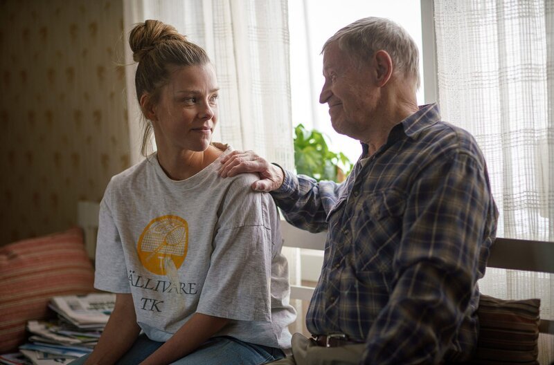 Rebecka Martinsson (Sascha Zacharias) hängt an ihrem Onkel Sivving (Lars Lind). – Bild: 3sat