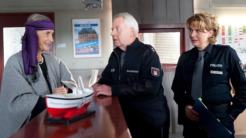 Mit Erstaunen hört Claudia (Janette Rauch, r.), wie Wolle (Harald Maack, M.) dem ehemaligen Filmstar Elisabeth Hohenfeld (Ingrid Resch, l.) Komplimente macht. – Bild: ZDF