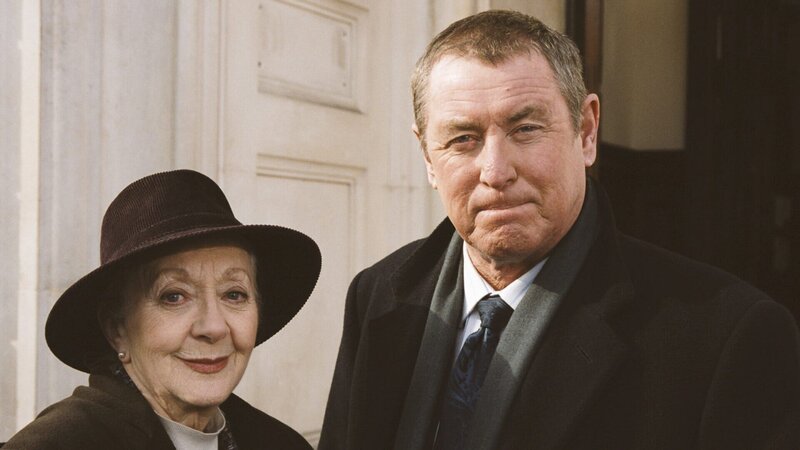 Barnaby (John Nettles) ist froh, dass sich seine Hauptzeugin, Mrs. Beverley (Thelma Barlow) beim Gericht eingefunden hat. – Bild: ZDF