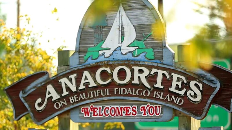 Tim und Julie haben viel handwerkliche Erfahrung und sind auf der Suche nach einem renovierungsbedürftigen Haus auf Fidalgo Island, das sie nach eigenen Vorstellungen um- und ausbauen können. Die zwei haben genug von den langen Pendelstrecken, die sie in ihrer Heimatstadt Seattle zurücklegen müssen und wollen die Zeit lieber mit Wassersport und Wandern auf der hügeligen, bewaldeten Insel verbringen. Außerdem wünschen sie sich für ihren kleinen Sohn und weiteren Nachwuchs ein naturnahes Leben mit Meer und Strand. – Bild: HGTV