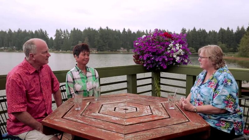 Bruce und seine Frau Agnes möchten ihr hektisches Leben in Tacoma, Washington, gegen mehr Spaß, Freizeit und Abenteuer auf Anderson Island eintauschen. Die schöne, grüne Insel bietet neben zahlreichen Wassersportaktivitäten auch kilometerlange, traumhafte Wanderwege, Golfplätze, Museen und ursprüngliche Bauernmärkte. Da Bruce beruflich flexibel ist, steht einem Umzug nichts im Weg. Doch noch fehlt dem Paar das perfekte Haus – wenn möglich am Strand mit freiem Meerblick und genug Platz für ihre beiden lebhaften Hunde. – Bild: Tanja Bachetzky /​ HGTV