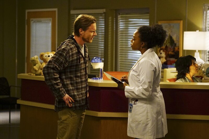 Liam, ein kleiner Junge, taucht im Krankenhaus auf und bittet die Ärzte um Hilfe. Doch dessen Vater (Matthew Alan, l.) lehnt eine Behandlung ab. Stephanie (Jerrika Hinton, r.) ist verzweifelt und trifft eine schwerwiegende Entscheidung … – Bild: American Broadcasting Companies, Inc. /​ Richard Cartwright