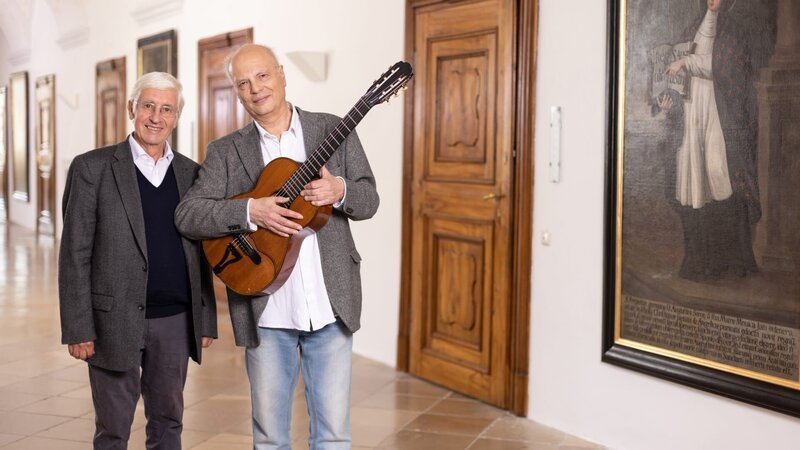 Gitarre mit doppelter Decke – mit der Bauform sollte mehr Lautstärke erreicht werden. – Bild: BR /​ Markus Konvalin