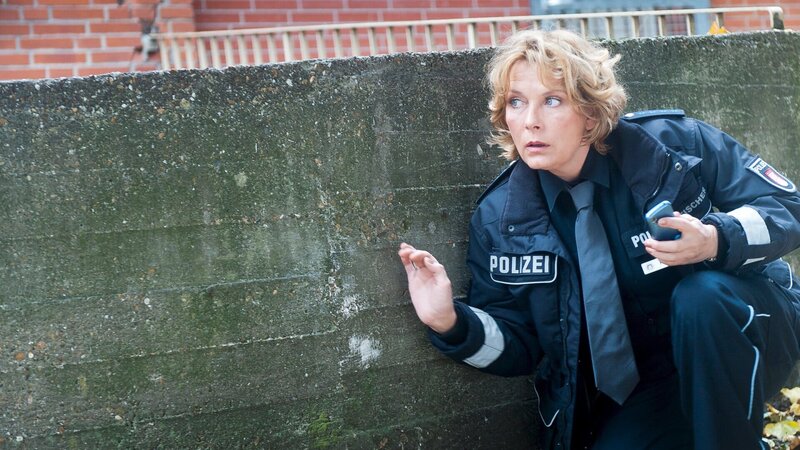 Claudia (Janette Rauch) verfolgt einen Verdächtigen. – Bild: ZDF