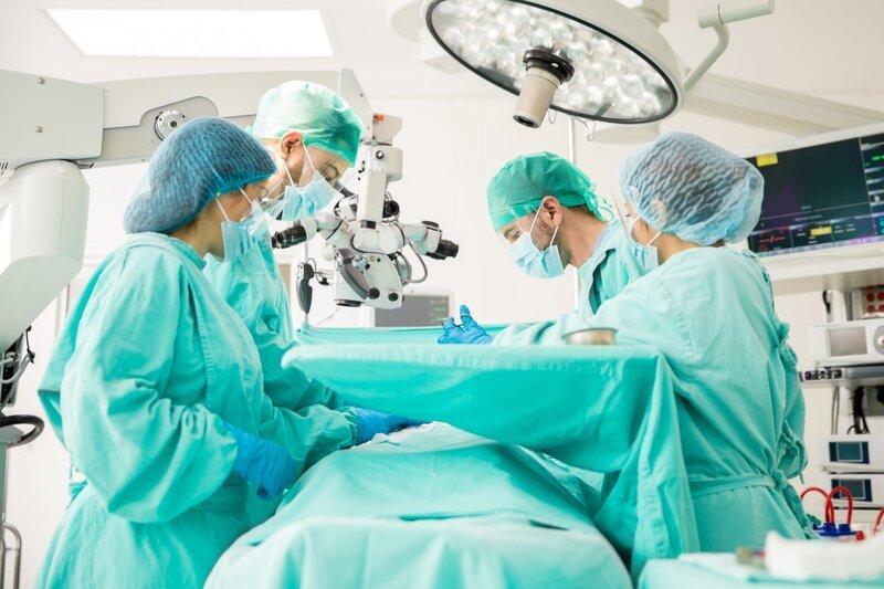 Team of doctors concentrating on a patient during a heart surgery at a hospital – Bild: Antonio Diaz /​ Antonio Diaz /​ ANTONIO DIAZ