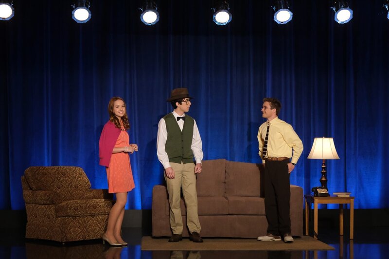 L-R: Brea Bee (Sadie Stanley), Matthew Schernecke (Augie Isaac), Adam Goldberg (Sean Giambrone) – Bild: 2020, 2021 Sony Pictures Entertainment. All Rights Reserved. /​ Scott Everett White Lizenzbild frei