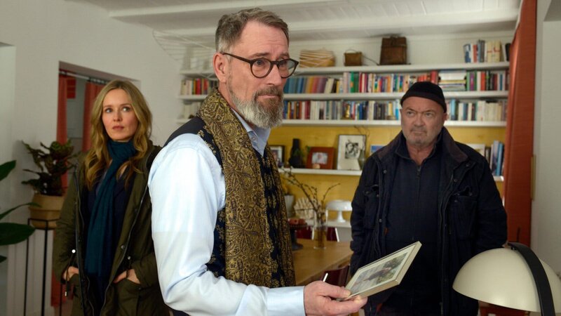 Linett (Stefanie Stappenbeck, l.) und Otto (Florian Martens, r.) haben Rolf Christiansen (Heikko Deutschmann, M.) die Nachricht überbracht, dass sein Schwiegersohn tot ist. – Bild: ZDF