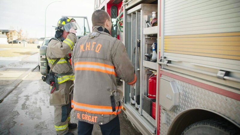 Alberta Feuerwehrleute. – Bild: Warner Bros. Discovery