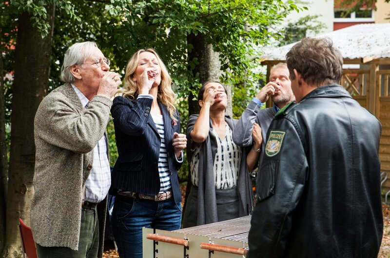 Barbara (Monika Guber, 2.v.l.) animiert den Rentner Egon Dressel (Wilfried Klaus, l.), sowie das Eigentümer-Ehepaar Helmut (Dirc Simpson, 2.v.r.) und Ursula Neubert (Sandra Nedeleff, M.) zu Hochprozentigem (mit Christian Tramitz, r.). – Bild: ARD/​TMG/​Chris Hirschhäuser
