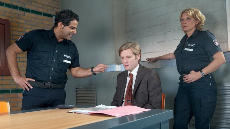 Tarik (Serhat Cokgezen, l.) und Claudia (Janette Rauch, r.) vermuten, dass Maik Bärmann (Kai Ivo Baulitz, M.) hinter dem Verschwinden von Jasmin steckt. – Bild: ZDF