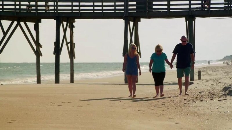 Seit über 20 Jahren reisen John und Penny nach Topsail Island, um dort Urlaub zu machen. Nun wollen sie ihre überfüllte Heimatstadt Clayton in North Carolina verlassen und ganz auf die naturbelassene Insel ziehen, auf der Wassersport und der Schutz von Meeresschildkröten großgeschrieben werden. Ihre Tochter Taylor ist endgültig aus dem Haus – somit ist die Zeit für den Ortswechsel perfekt. Nun hofft das Paar auf der gut 40 Kilometer langen, entspannten Insel mit ihren ruhigen Stränden und freundlichen Menschen eine Eigentumswohnung mit schönem Blick aufs Wasser zu finden. – Bild: Tanja Bachetzky /​ HGTV