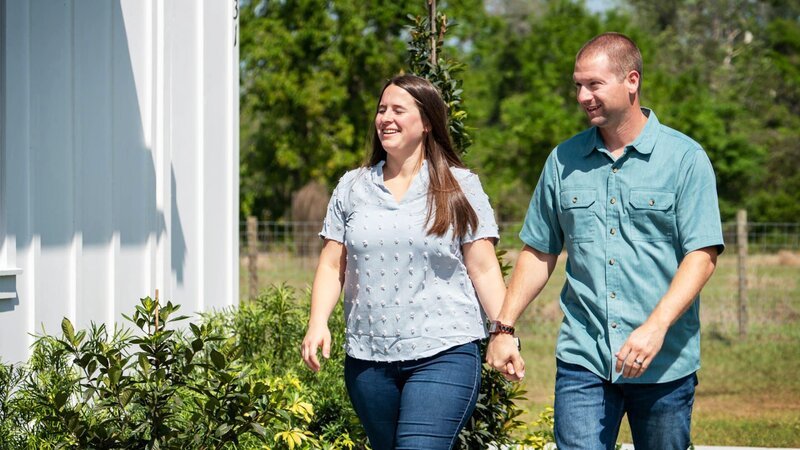 Homeowners Jeremy and Taylor approaching their new dream home for the first time on reveal day. – Bild: Warner Bros. Discovery