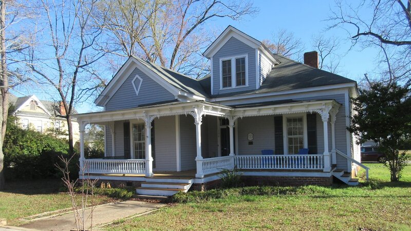 Von einer amerikanischen Kleinstadt aus bewirbt sich Cort im Ausland. Jetzt sind er und seine Familie auf dem Weg nach Luxemburg. Das Land hat alles zu bieten, allerdings auch hohe Lebenshaltungskosten. Die Suche nach einem bezahlbaren Zuhause treibt Cort und die Familie nahezu in den Wahnsinn. Wenn sie nichts finden, müssen sie das Abenteuer abbrechen. – Bild: HGTV