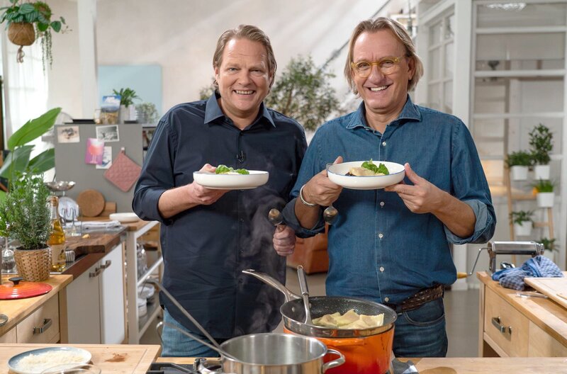 Der Spitzenkoch Frank Buchholz hat bei „Einfach und köstlich“ frische Pasta mit Hirschragout für seinen Freund Björn Freitag gekocht. Weiteres Bildmaterial finden Sie unter www.br-foto.de. – Bild: WDR