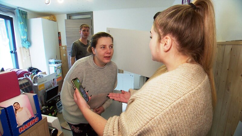 Die werdenden Eltern Sarafina und Peter wollen Silvia nach Rückkehr aus Thailand mit dem fertigen Kinderzimmer überras.. – Bild: RTLZWEI