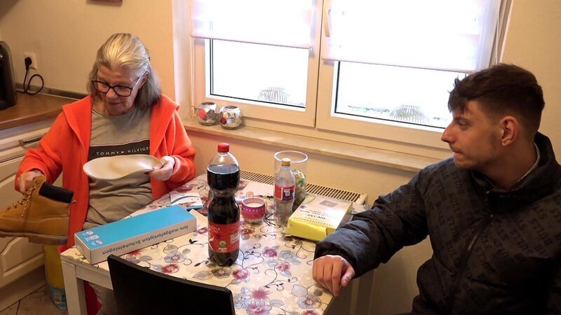 Pascal leidet an einer Gehbehinderung und testet trotz Skepsis neue Schuheinlagen, um schmerzhafte Operationen zu vermeiden. – Bild: RTLZWEI