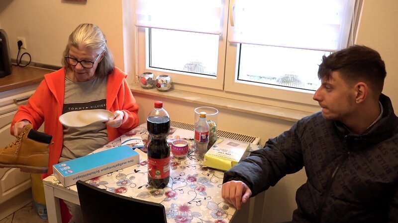 Pascal leidet an einer Gehbehinderung und testet trotz Skepsis neue Schuheinlagen, um schmerzhafte Operationen zu vermeiden. – Bild: RTLZWEI