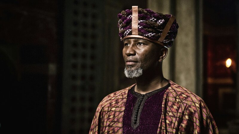 Scene 06/​28 – Interior Herod’s Palace; Balthazaar (PATRICE NATAMBAGNA) explains to Herod (SAMUEL DOUGLAS) about the prophecy. – Bild: Bibel TV