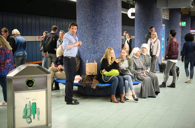 ARD/​SWR TATORT: DU ALLEIN, „Fernsehfilm Deutschland 2020“, am Sonntag (24.05.20) um 20:15 Uhr im ERSTEN. Der Erpresser verlangt von Sebastian Bootz (Felix Klare), dass er auf dem Bahnsteig die Kleidung wechselt, damit kein verstecktes Mikrofon tragen kann. – Bild: SWR/​Benoît Linder