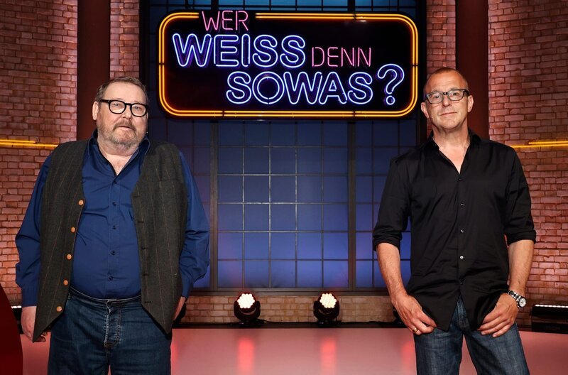 Treten bei „Wer weiß denn sowas?“ als Kandidaten gegeneinander an: Der Schauspieler Walter Plathe (l.) und der Schauspieler Heino Ferch (r.). – Bild: ARD/​Morris Mac Matzen