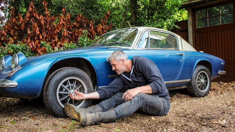 Ant Anstead looking at the wheels of the Lotus – Bild: Warner Bros. Discovery, Inc. or its subsidiaries and affiliates.