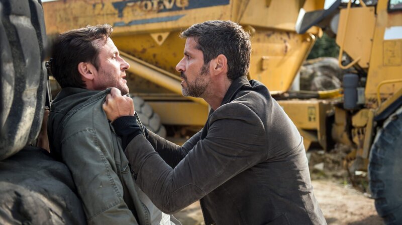 Kommissar Dupin (Pasquale Aleardi) legt sich mit dem örtlichen Polizeichef Desespringalle (Sven Gerhardt) an. – Bild: ARD Degeto/​BR/​Wolfgang Ennenbach