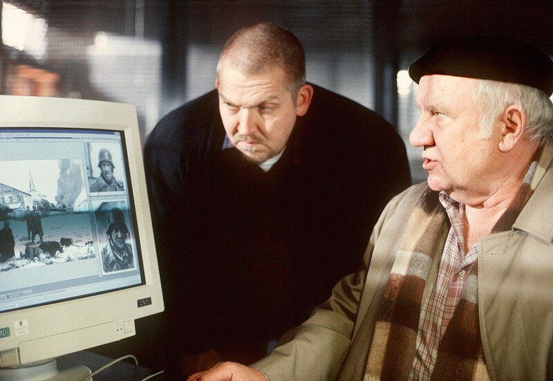 Kommissar Freddy Schenk (Dietmar Bär, l) im Gewissenskonflikt: Er muß das Leben seines Onkels Richard (Traugott Buhre) verteidigen, doch schützt er damit einen Kriegsverbrecher? – Bild: WDR/​Kerpenisan