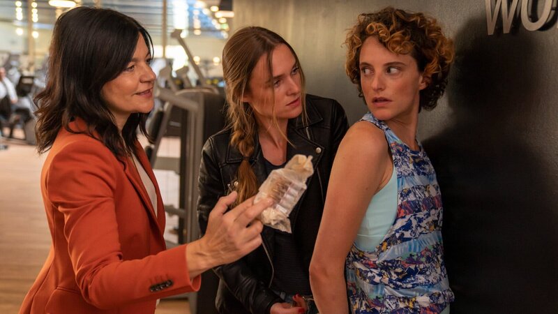 Mina Amira (Jasmin Tabatabai, l.) und Lucy Elbe (Josephin Busch, M.) schnappen sich Fitness-Trainerin Christine Schöttler (Sophie Hutter, r.) – wegen Verdachts auf Handel mit illegalen Steroiden. – Bild: ZDF