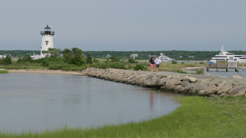 Marina hatte Martha’s Vineyard, eine Insel vor der Südküste von Massachusetts, schon als Kind geliebt und beschließt nun, mit Mann Matt und Tochter Sedona auf das schöne Eiland zu ziehen. Martha’s Vineyard besticht durch seine unberührten Strände und roten Sandsteinklippen. – Bild: HGTV
