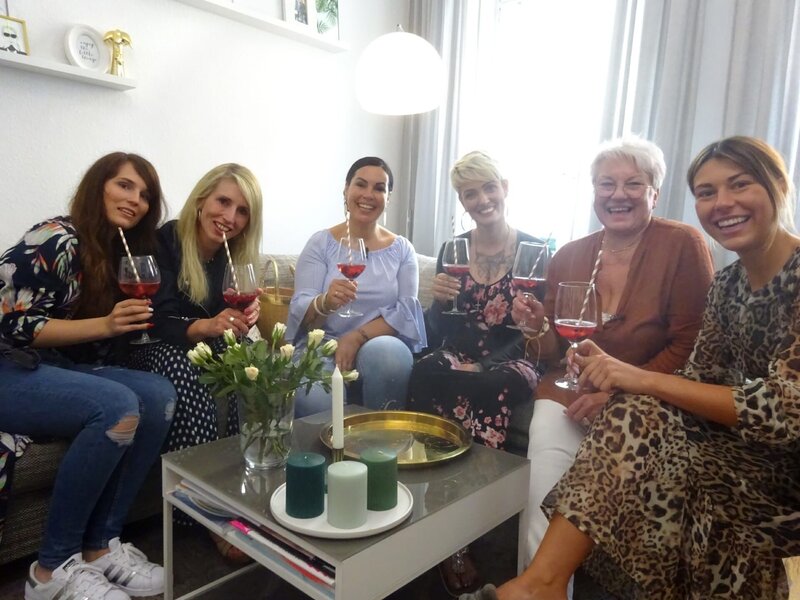 V.l.: Anja, Stefanie, Mimi, Alice M., Shoppingbegleitung Veronika und Alice D. – Bild: Mediengruppe RTL